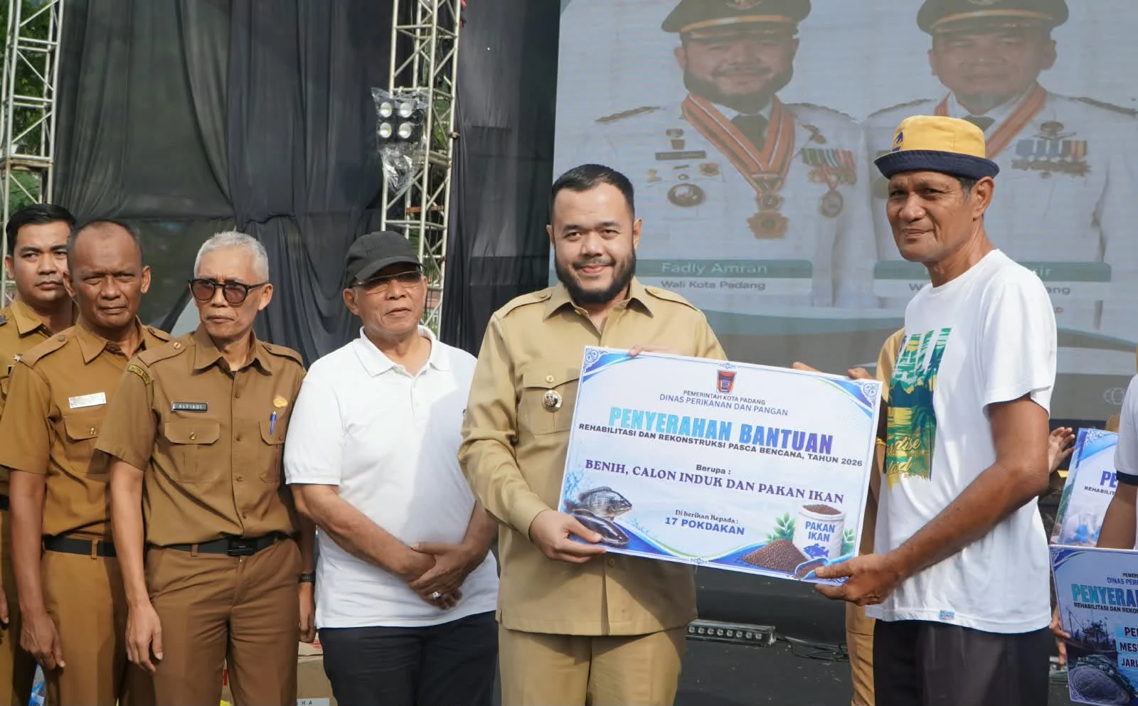 Wako Fadly Amran Serahkan Bantuan Rp8 Miliar untuk Pulihkan Usaha Warga Terdampak Bencana