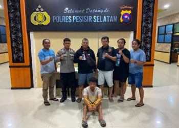 Tersangka diamankan polisi