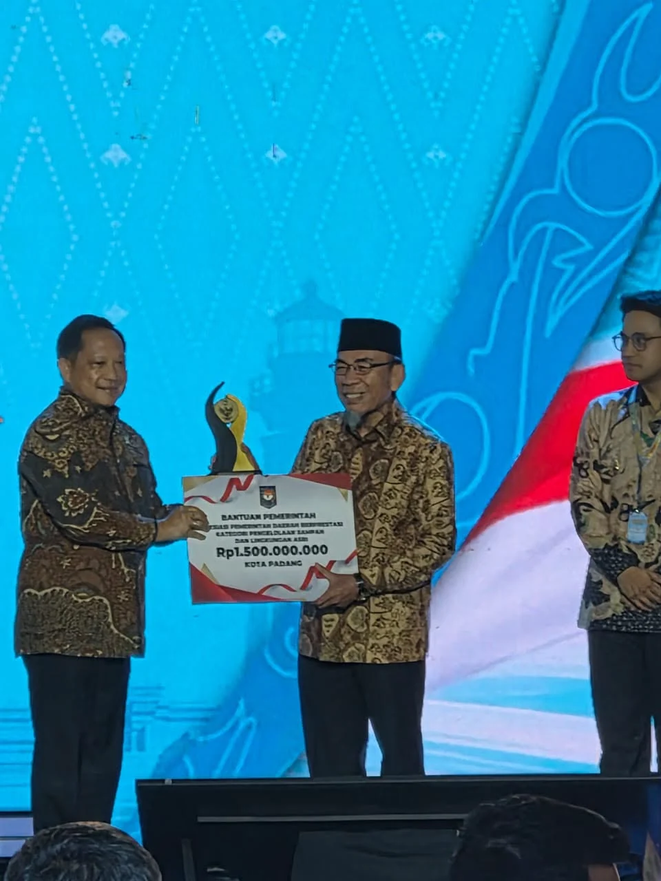 Pemko Padang Raih Juara II Pengelolaan Sampah dan Lingkungan Asri dari Kemendagri, Dapat Insentif Rp1,5 Miliar
