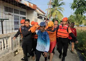 Korban saat dievakuasi petugas, Minggu (16/8/2026)