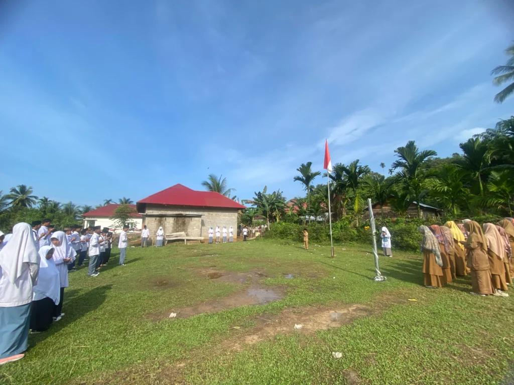 Santri MTI Ashabul Kahfi Tetap Gelar Upacara HUT RI ke-81 di Lapangan Tergenang