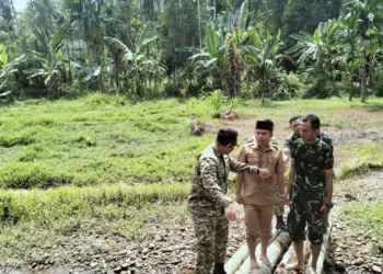 Wali Nagari Sungai Gayo Lumpo bersama TNI ke pandam kuburan rencana pemakaman Pratu Rizki Kurniawan, Selasa (18/8/2026).