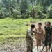 Wali Nagari Sungai Gayo Lumpo bersama TNI ke pandam kuburan rencana pemakaman Pratu Rizki Kurniawan, Selasa (18/8/2026).
