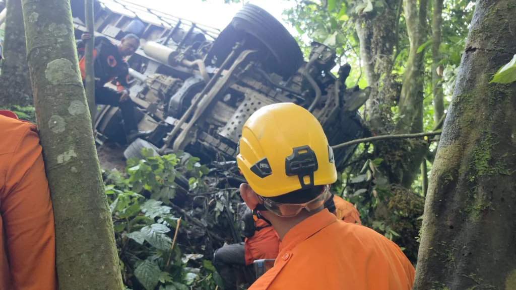 Truk Pembawa Es Krim Masuk Jurang di Padang Panjang, Satu Orang Dilaporkan Terjepit