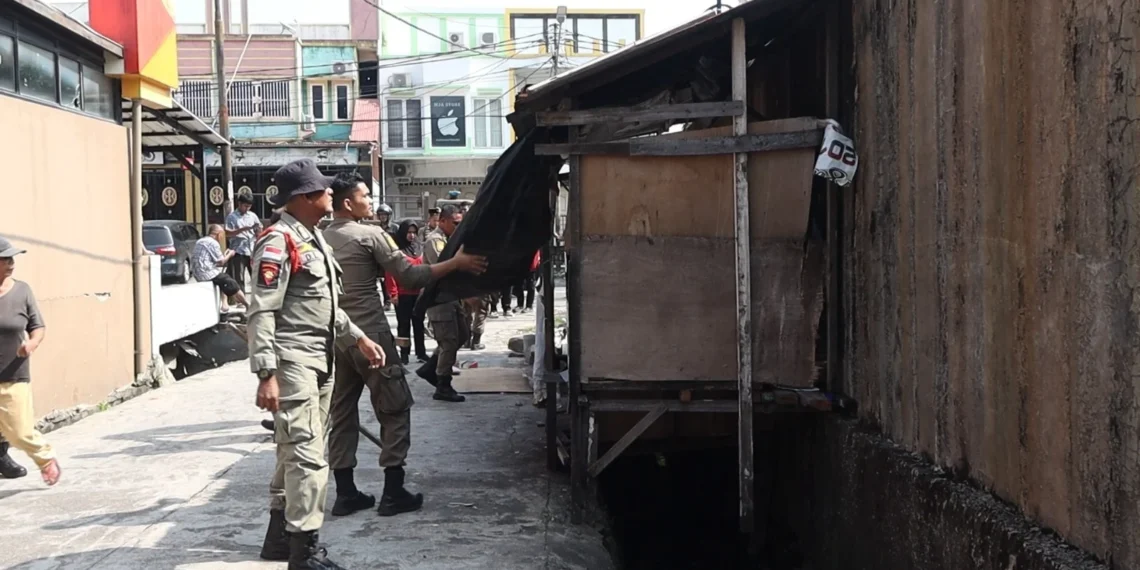 Satpol PP Padang Tertibkan Bangunan Liar di Atas Drainase Jalan HOS Cokroaminoto, Sabtu (22/8/2026)