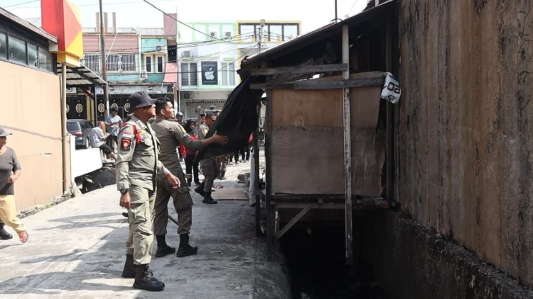 Satpol PP Padang Tertibkan Bangunan Liar di Atas Drainase Jalan HOS Cokroaminoto, Sabtu (22/8/2026)