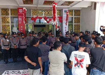 Gerakan Masyarakat Muda Sumbar Menggugat (GMMSM) mendesak Gubernur Sumatera Barat aksi di Kantor Disdik Sumbar, Kamis (27/8/2026).