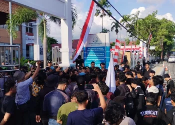 Massa mahasiswa UIN IB Padang aksi di Kantor Kejati Sumbar, Kamis (27/8/2026), sore.