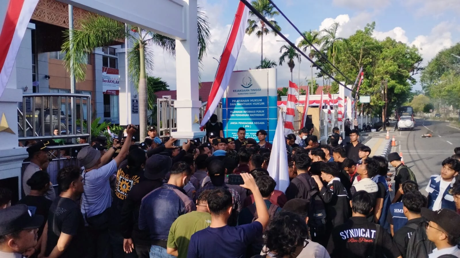 Mahasiswa UIN IB Padang Demo Kejati Sumbar, Desak Kasus Dugaan Gratifikasi Diusut