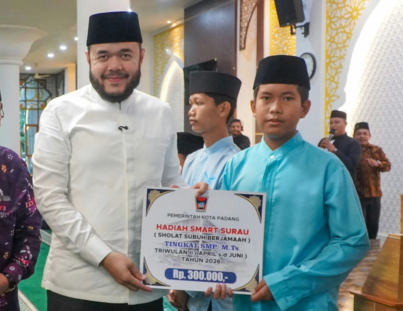 Wirid Bulanan Pemko Padang, ASN Padang Diimbau Teladani Sifat Rasulullah dan Hadiah Smart Surau Diserahkan