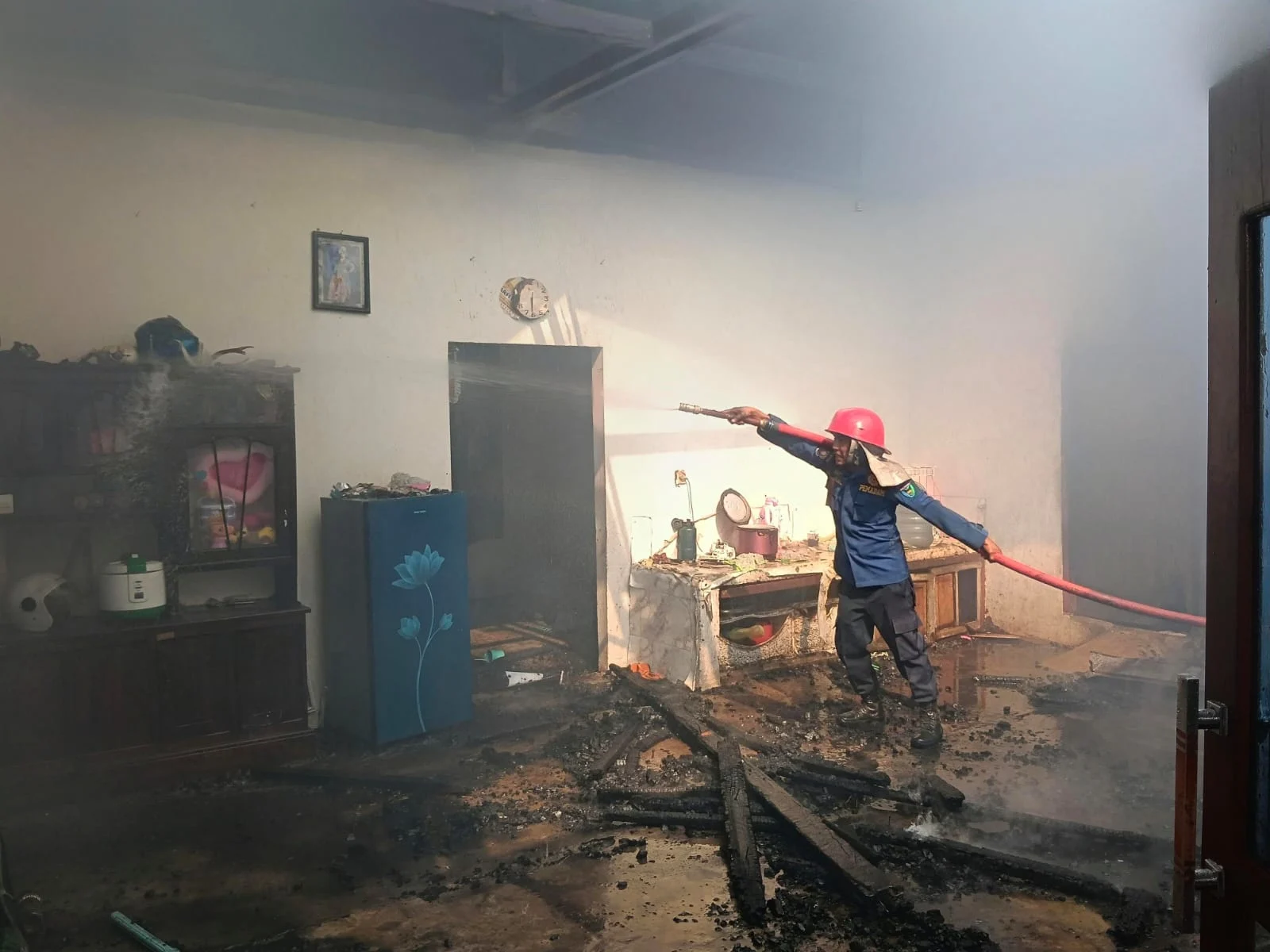 Rumah Warga di Pessel Terbakar, Diduga Dipicu Laptop Meledak