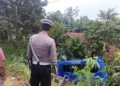 Kondisi Minibus AKDP nyungsep ke halaman rumah warga di Pitalah Jalan Solok-Padang Panjang, Sabtu (29/8/2026)