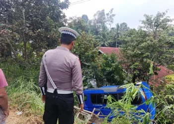 Kondisi Minibus AKDP nyungsep ke halaman rumah warga di Pitalah Jalan Solok-Padang Panjang, Sabtu (29/8/2026)