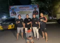 Tersangka saat diamankan Tim Klewang