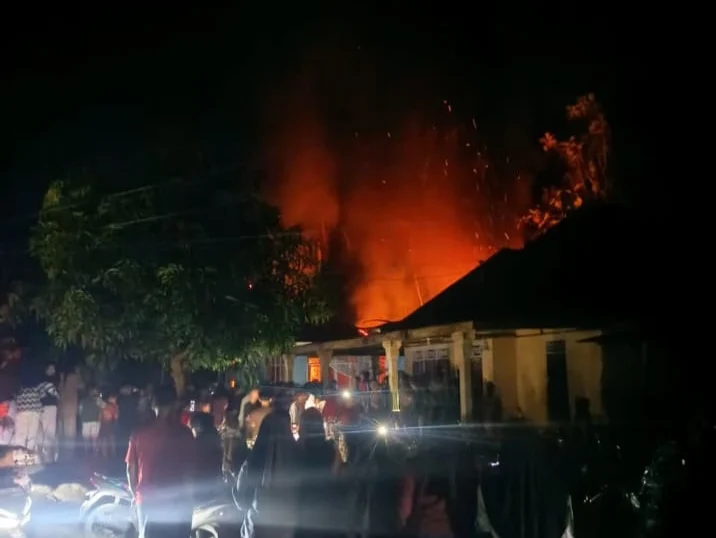 Kebakaran Hebat di Sintoga Padang Pariaman, Satu Warga Dilarikan ke RS