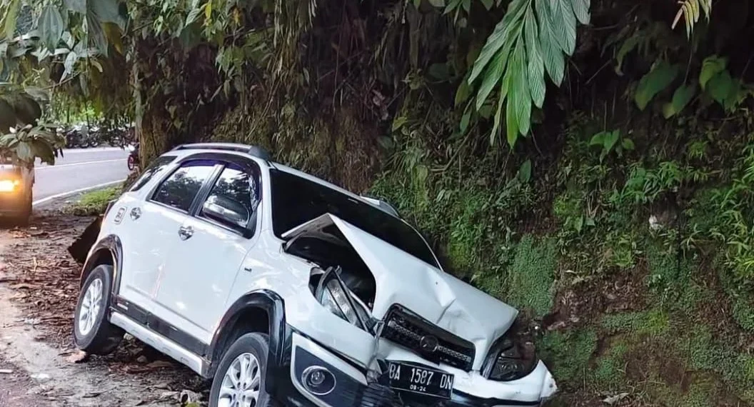 Kondisi minibus terios usai terlibat kecelakaan di Bonjol Pasaman, Minggu (2/8/2026)