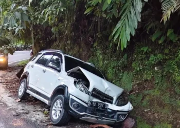 Kondisi minibus terios usai terlibat kecelakaan di Bonjol Pasaman, Minggu (2/8/2026)