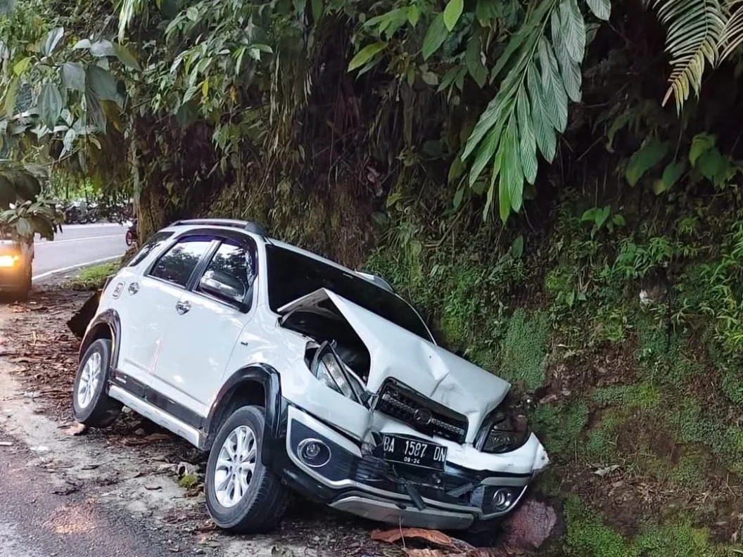 Rem Blong Picu Kecelakaan Beruntun di Bonjol Pasaman, Dua Penumpang Dilarikan ke Rumah Sakit
