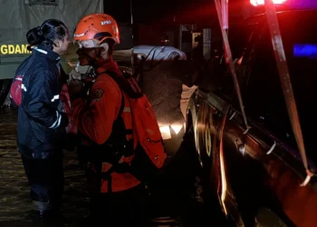 Tim gabungan masih menyisir banjir hingga malam, Senin (3/8/2026), di Air PACAH Padang