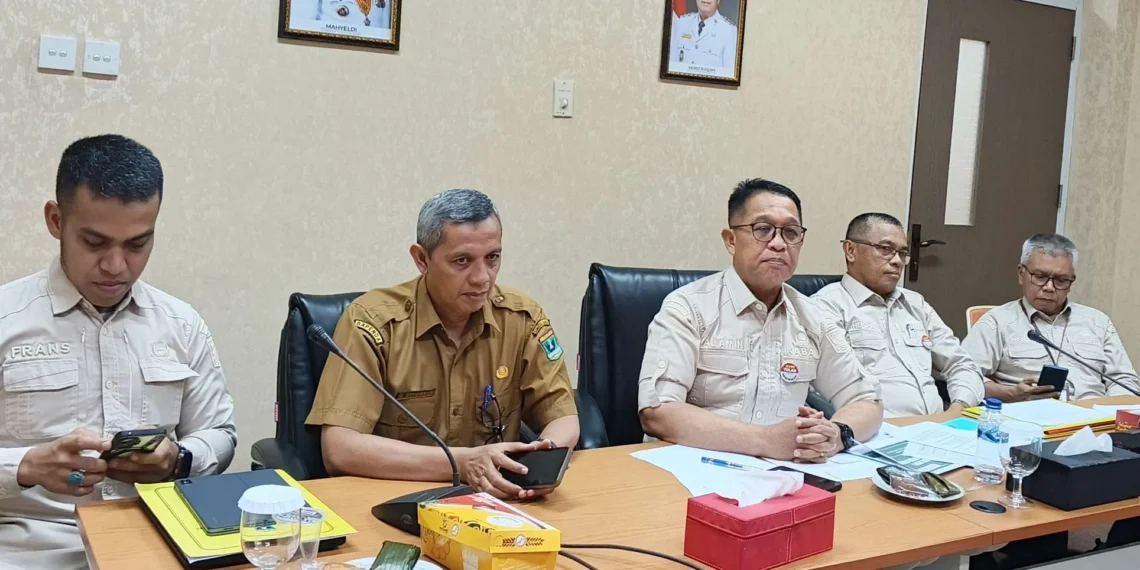 Rapat terkait PAP Perkebunan di 6 Kabupaten yang menunggak pajak hingga Agustus 2026, dipimpin Kepala Bapenda Sumbar Al Amin, bersama Kepala UPTD Enam Kabupaten di Sumbar, Selasa (11/8/2026).
