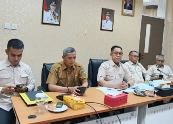 Rapat terkait PAP Perkebunan di 6 Kabupaten yang menunggak pajak hingga Agustus 2026, dipimpin Kepala Bapenda Sumbar Al Amin, bersama Kepala UPTD Enam Kabupaten di Sumbar, Selasa (11/8/2026).
