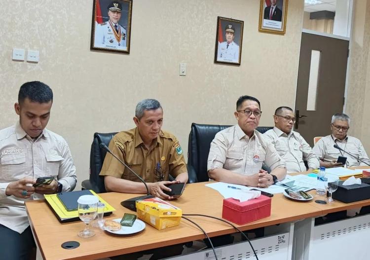 Rapat terkait PAP Perkebunan di 6 Kabupaten yang menunggak pajak hingga Agustus 2026, dipimpin Kepala Bapenda Sumbar Al Amin, bersama Kepala UPTD Enam Kabupaten di Sumbar, Selasa (11/8/2026).
