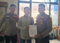 Perwakilan Kantor Ranah Cendekia Lawyer, Okri Saprianto SH resmi memasukan surat pengaduan ke Polres Pessel, Senin (10/8/2026)