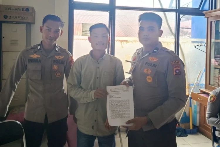 Perwakilan Kantor Ranah Cendekia Lawyer, Okri Saprianto SH resmi memasukan surat pengaduan ke Polres Pessel, Senin (10/8/2026)