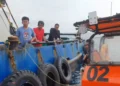Tim SAR melakukan evakuasi
