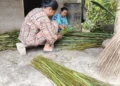 Ibu-ibu Ganting Kubang, Kambang Utara, Pessel meraut lidi sawit (Katasumbar/Klikpositif)