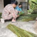 Ibu-ibu Ganting Kubang, Kambang Utara, Pessel meraut lidi sawit (Katasumbar/Klikpositif)