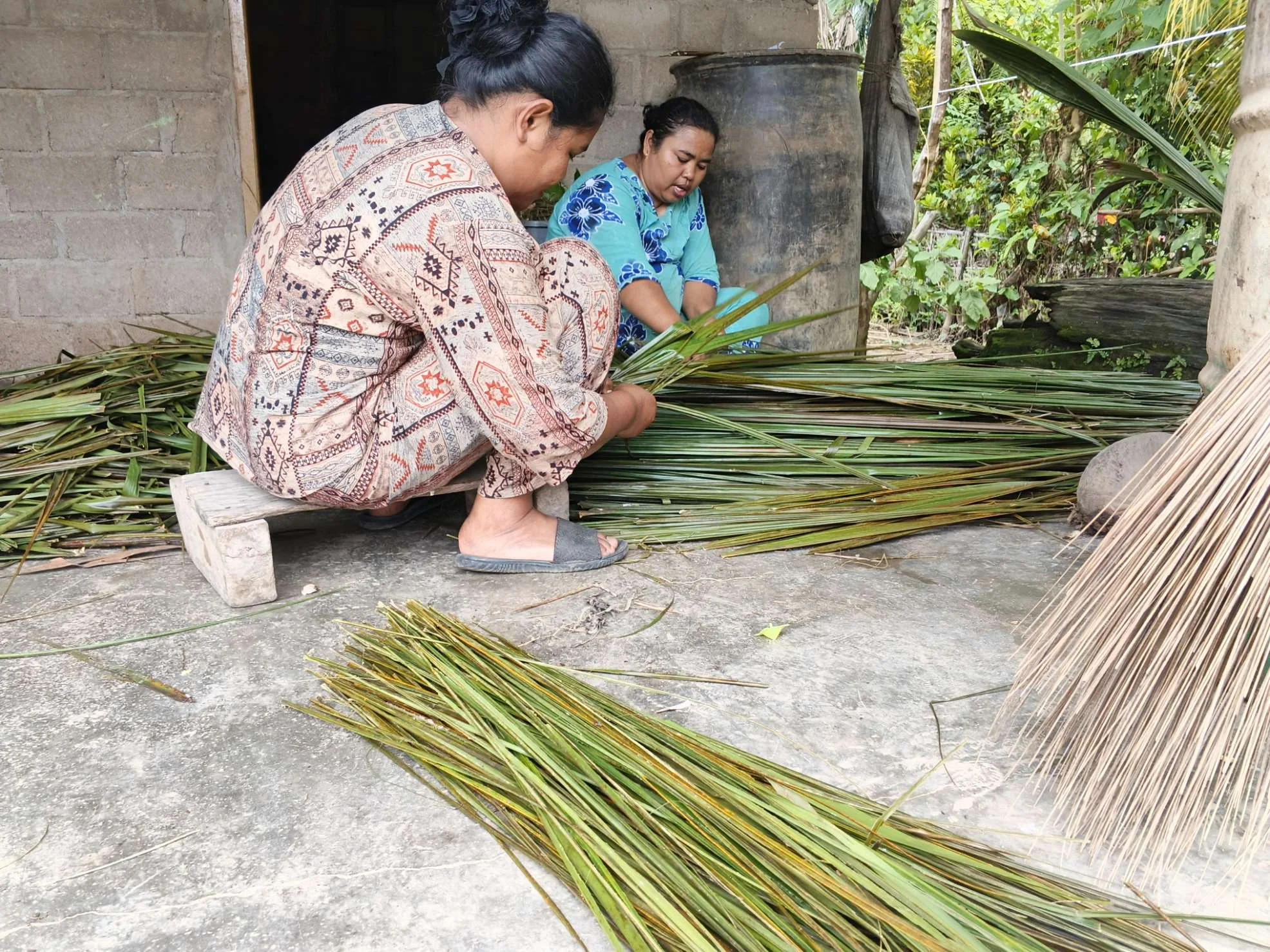 Lidi Sawit Diburu Pengrajin, Ibu-Ibu di Pessel Kini Punya Penghasilan Tambahan
