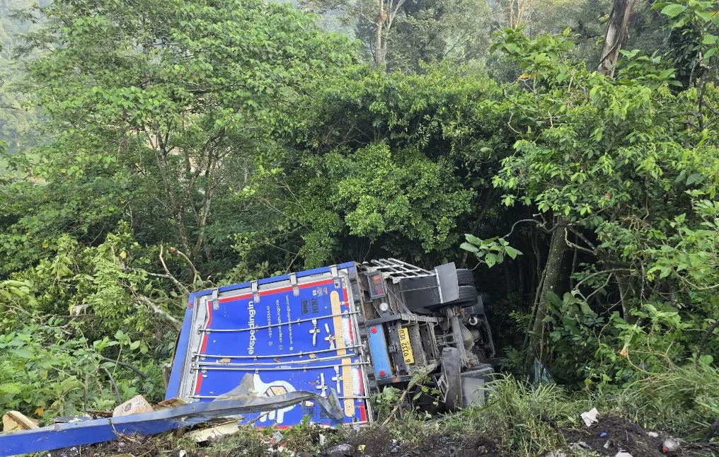 Truk Kecelakaan Tunggal di Tikungan Tugu Semen Padang Panjang