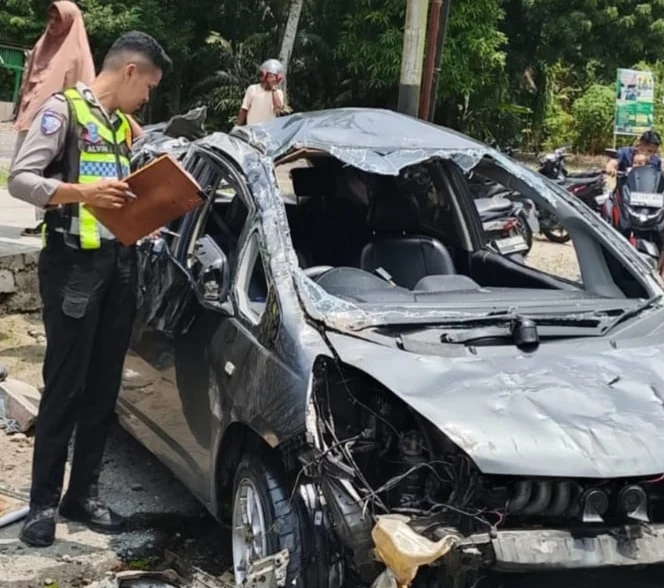 Hendak Mendahului Minibus, Honda Jazz Terguling Hingga Tabrak Warung di Sungai Limau