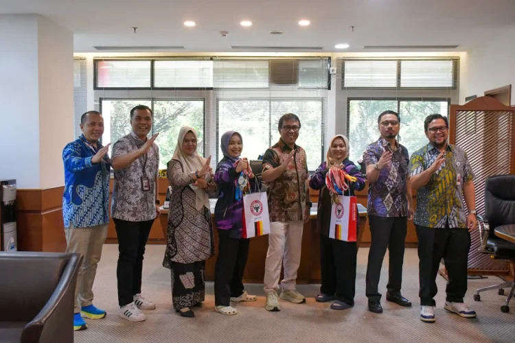 Wakili Indonesia di Vietnam, Dirut PT Semen Padang Lepas Dua Pesilat Binaan PT Semen Padang