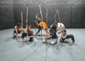 Karya teater Bala Bhumi sutradara Afrizal Harun dari Komunitas Seni Hitam Putih saat proses latihan menyoroti kerusakan lingkungan dan bencana ekologis dipentaskan pada Rabu, 2 September 2026 di Taman Budaya Sumbar. Setelah pementasan dilanjutkan diskusi publik yang dipantik Khalid Saifullah (aktivis lingkungan). Foto Denny Cidaik.