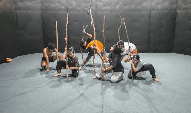 Karya teater Bala Bhumi sutradara Afrizal Harun dari Komunitas Seni Hitam Putih saat proses latihan menyoroti kerusakan lingkungan dan bencana ekologis dipentaskan pada Rabu, 2 September 2026 di Taman Budaya Sumbar. Setelah pementasan dilanjutkan diskusi publik yang dipantik Khalid Saifullah (aktivis lingkungan). Foto Denny Cidaik.
