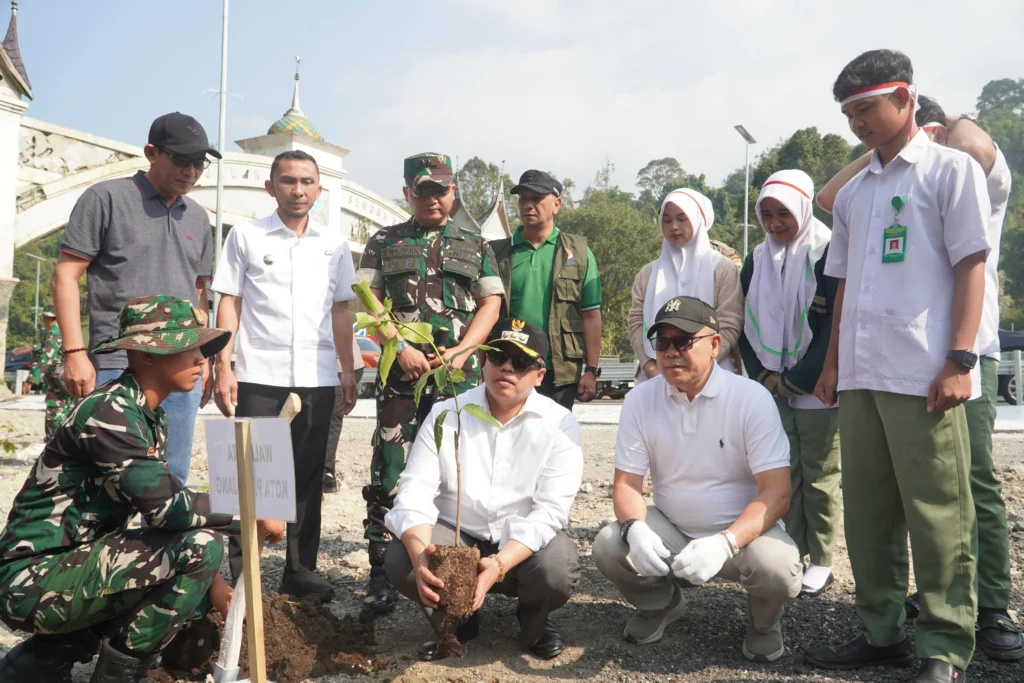 Tanam Bambu dan Pohon Produktif, Pemko Padang Panjang Hijaukan Kembali Kawasan Bekas Galodo