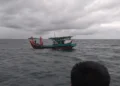Kapal nelayan saat akan dievakuasi Tim SAR, Kamis (6/8/2026).