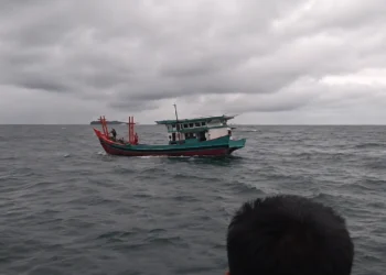 Kapal nelayan saat akan dievakuasi Tim SAR, Kamis (6/8/2026).