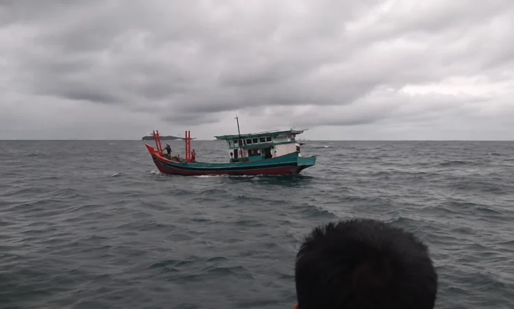 Kapal nelayan saat akan dievakuasi Tim SAR, Kamis (6/8/2026).
