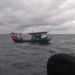Kapal nelayan saat akan dievakuasi Tim SAR, Kamis (6/8/2026).