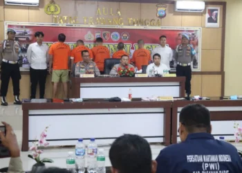 Kapolres Pasaman Barat AKBP Agung Tribawanto pimpin persrilis, Senin (24/8/2026)