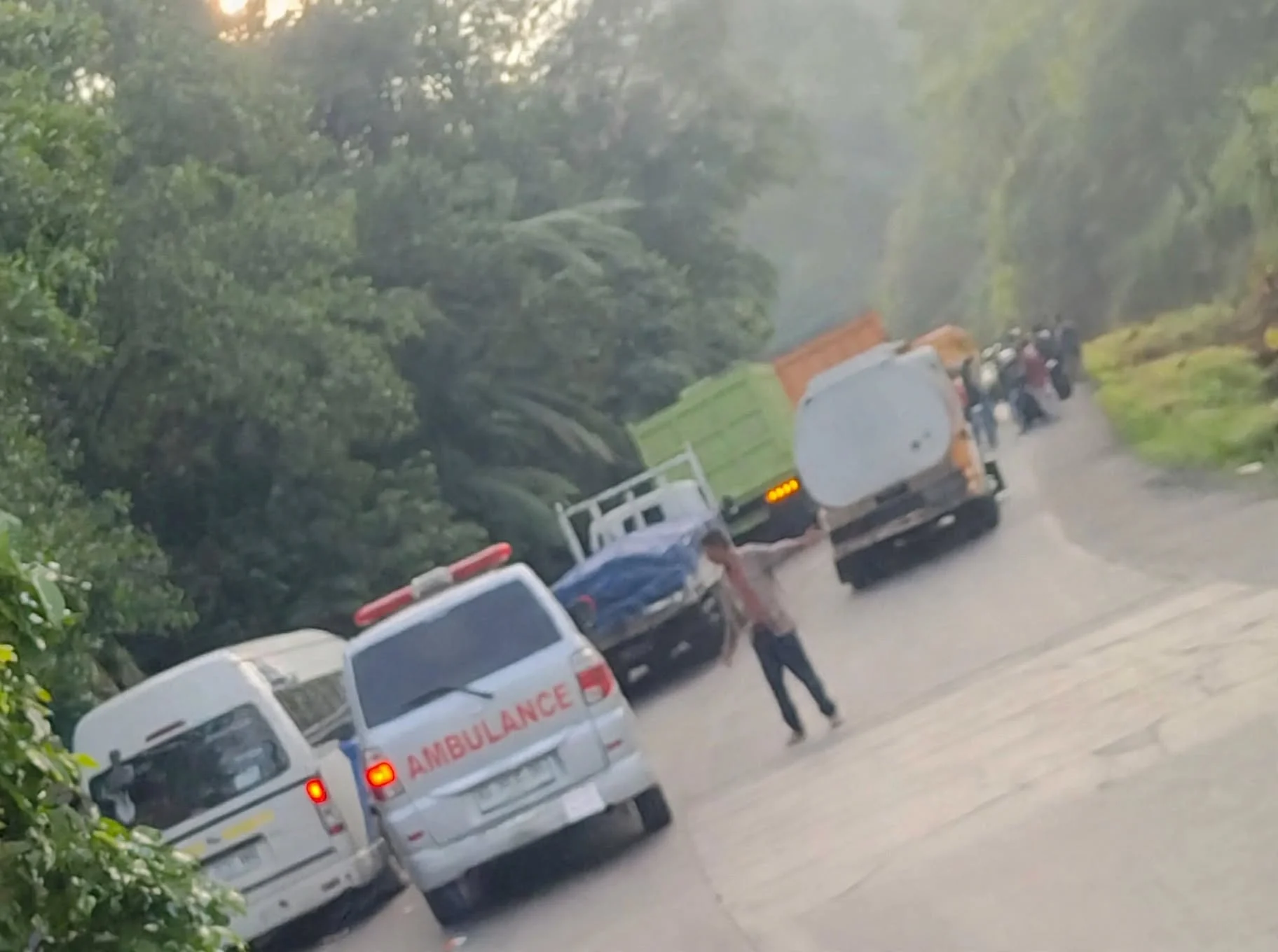 Dua Truk Bermasalah di Sitinjau Lauik, Jalur Solok-Padang Macet