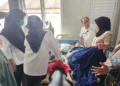 Kepala Dinas Kesehatan Kabupaten Agam, Hendri Rusdian meninjau siswa yang diduga keracunan MBG di Puskesmas Palupuh (ist)