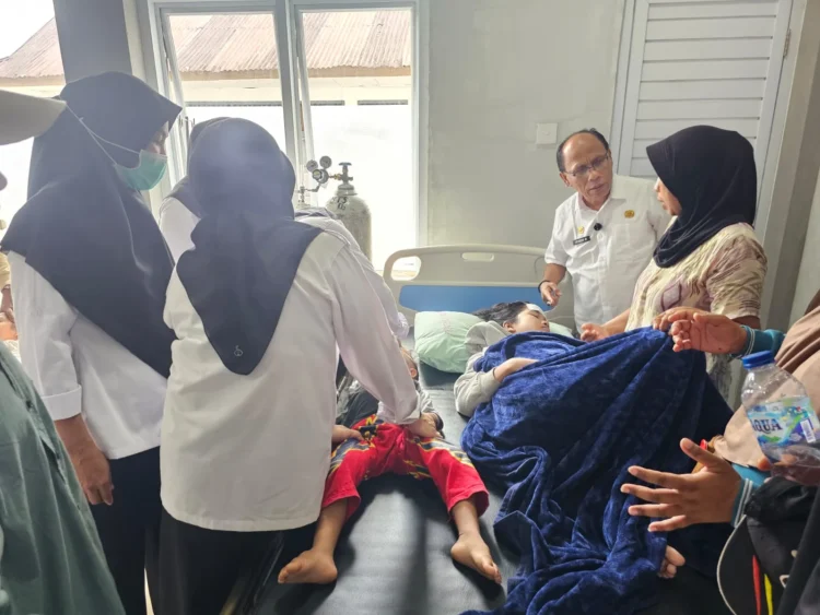Kepala Dinas Kesehatan Kabupaten Agam, Hendri Rusdian meninjau siswa yang diduga keracunan MBG di Puskesmas Palupuh (ist)