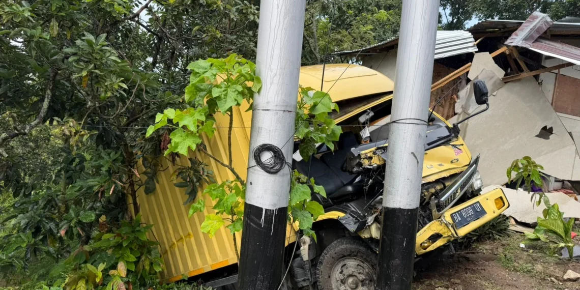 TKP kecelakaan yang melibatkan truk box dan truk Hino di Jalan Solok-Padang, Kabupaten Solok, Rabu (2/9/2026).