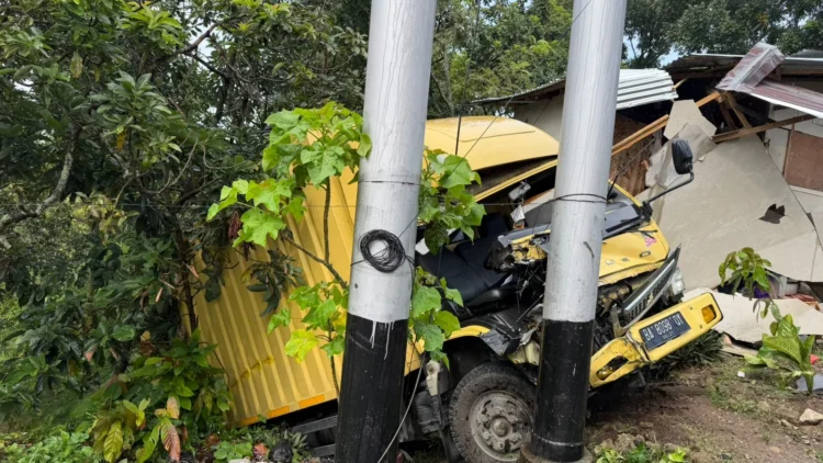 TKP kecelakaan yang melibatkan truk box dan truk Hino di Jalan Solok-Padang, Kabupaten Solok, Rabu (2/9/2026).