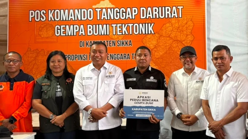 Bersama Apkasi, Bupati Solok Salurkan Bantuan Kemanusiaan di Kabupaten Sikka NTT