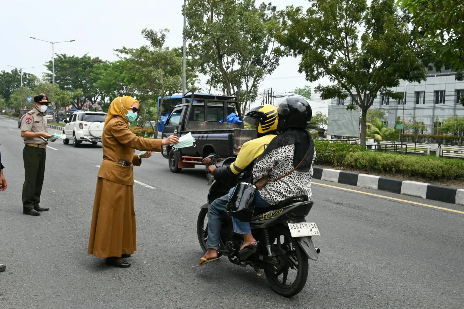 Kualitas Udara Kian Memburuk, Pemko Padang Bagikan 11.000 Masker Gratis